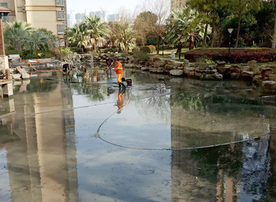 白碱滩景观池淤泥清理