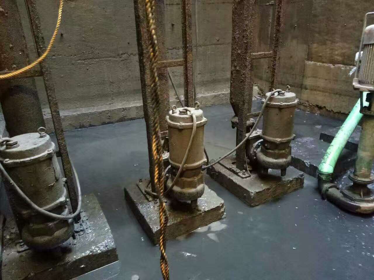 白碱滩污水池清理