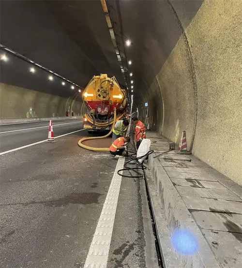 白碱滩隧道排水渠清淤